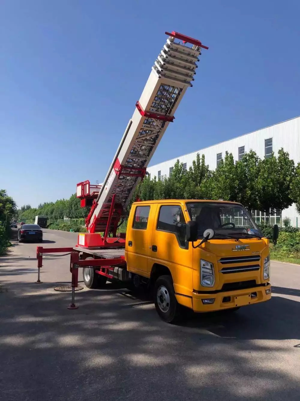 荔波附近的云梯车出租服务：轻松解决高空作业需求