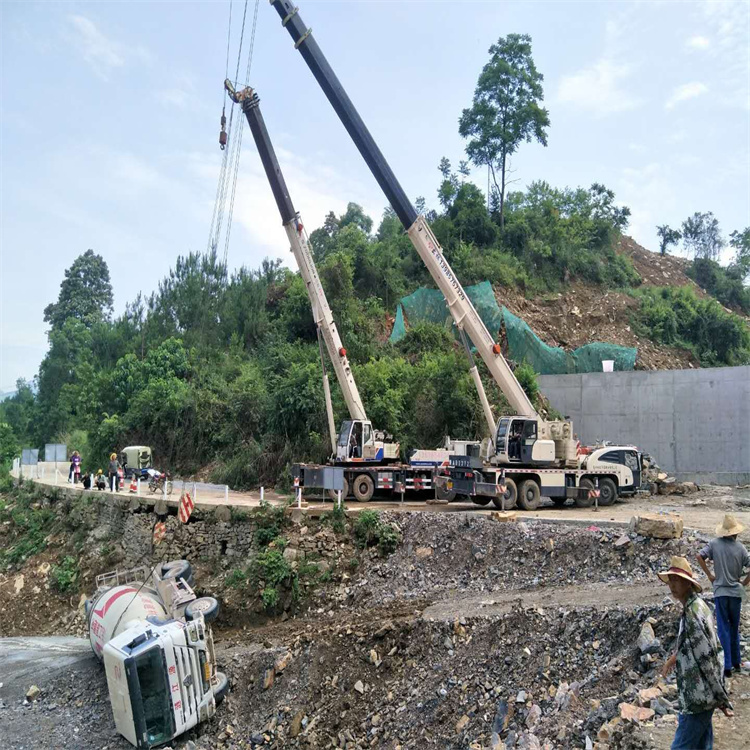 荔波汽车掉沟里叫吊车救援要多少钱